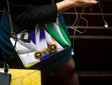 Βουλή: Η τσάντα… του Πικάσο και τα σκισμένα χαρτιά της Βούλτεψη! (φώτο)